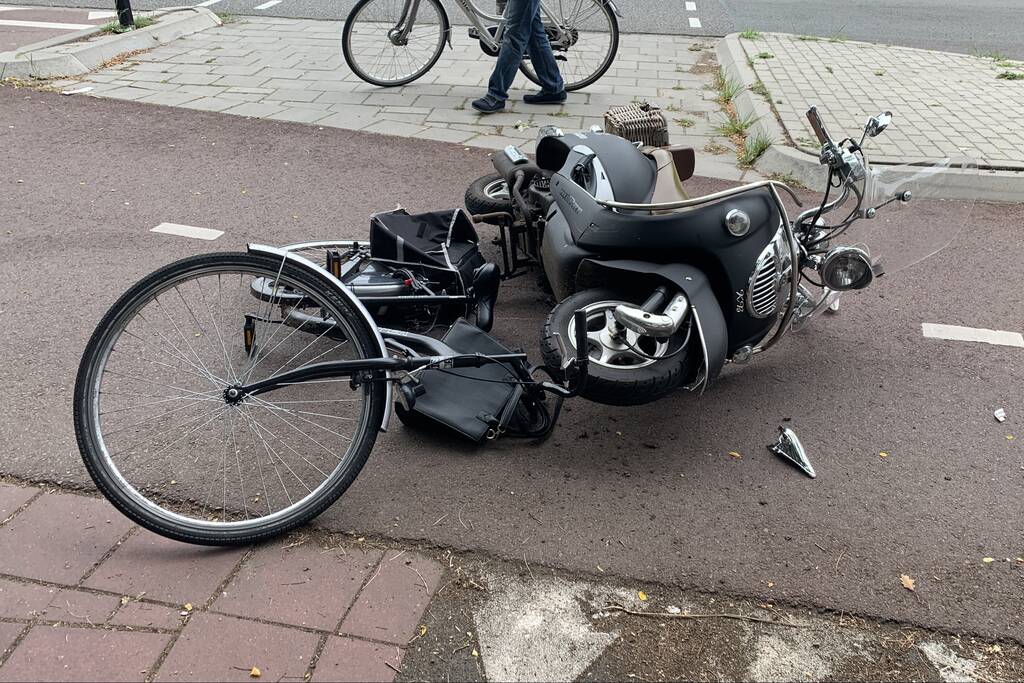 Scooterrijdster en fietsster komen met elkaar in botsing