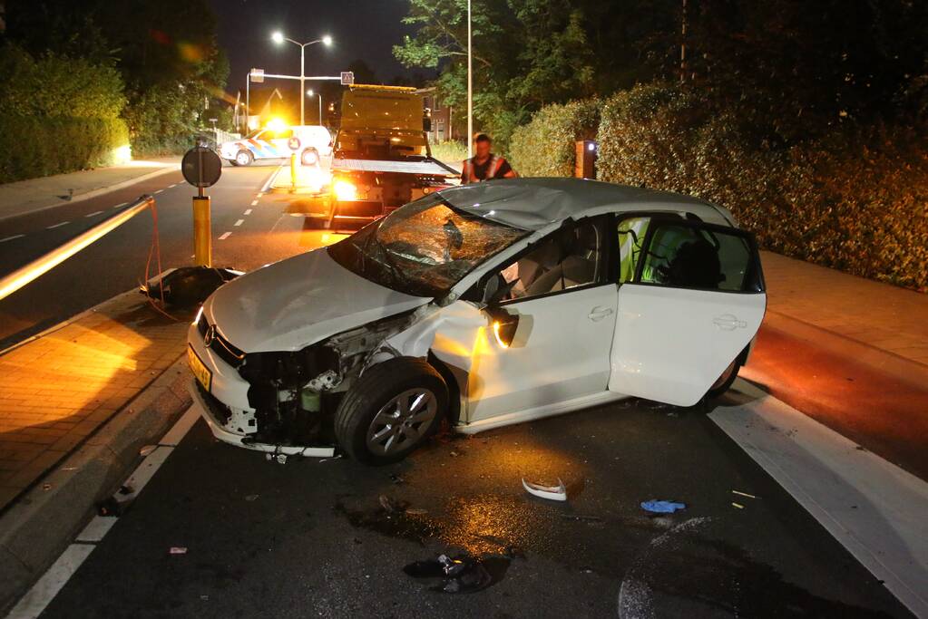 Automobilist botst tegen lantaarnpaal en belandt op de kop