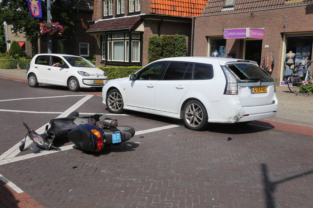 Scooterrijder botst met scooter achter op auto