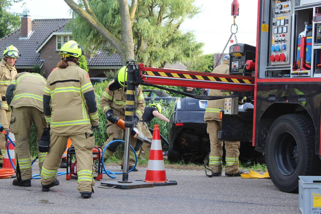 Twee aanhoudingen nadat gestolen auto te water raakt