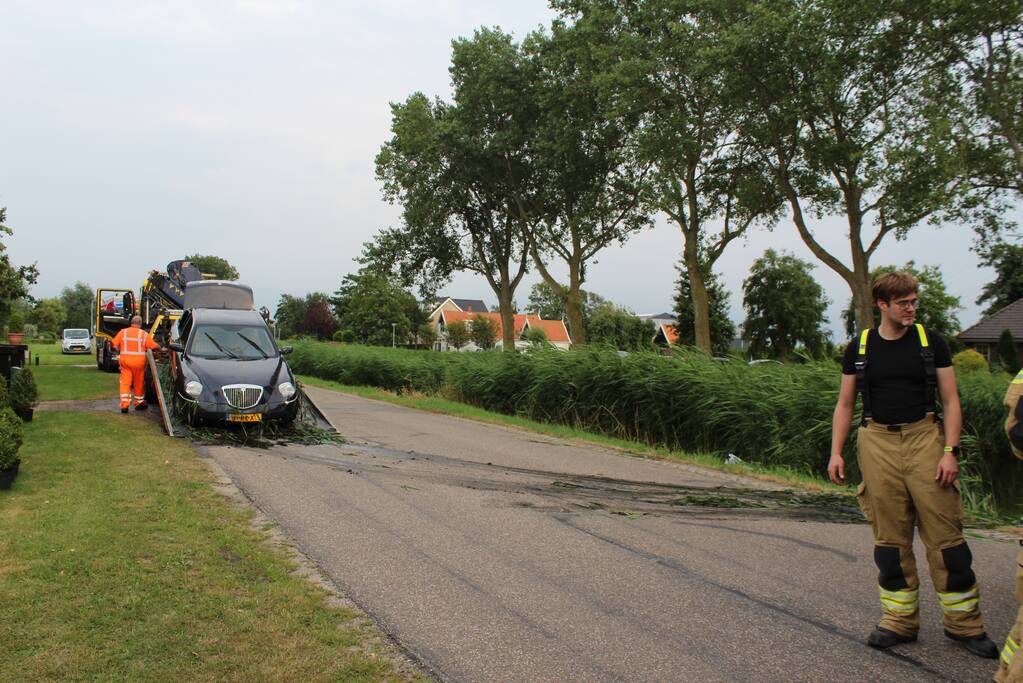 Twee aanhoudingen nadat gestolen auto te water raakt