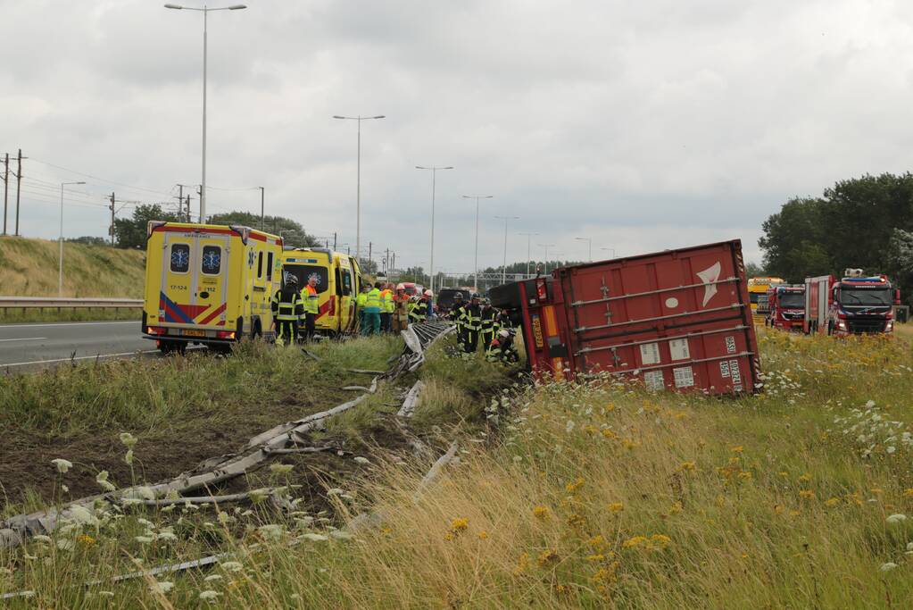 Vrachtwagen vliegt op vangrail