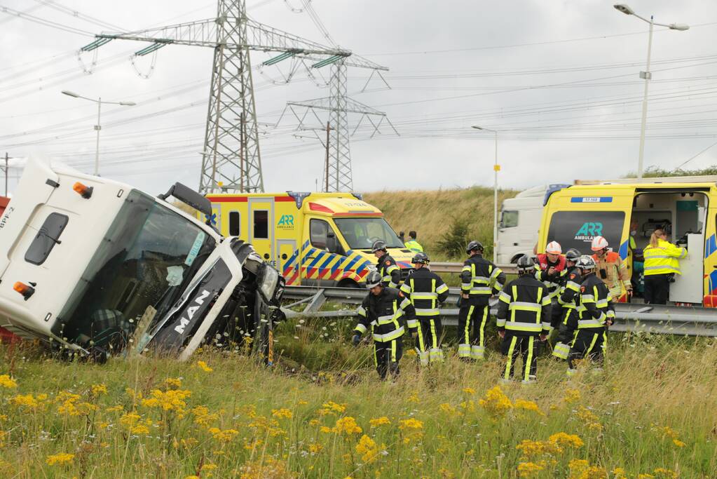 Vrachtwagen vliegt op vangrail