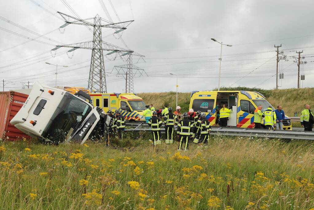 Vrachtwagen vliegt op vangrail