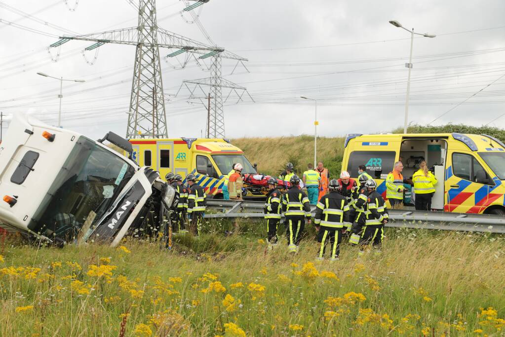 Vrachtwagen vliegt op vangrail