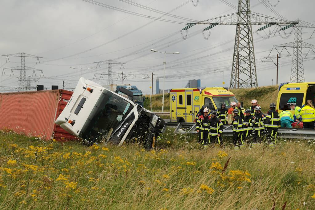 Vrachtwagen vliegt op vangrail