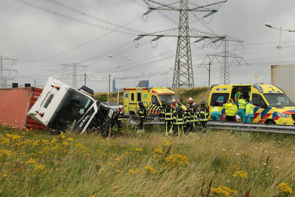 Vrachtwagen vliegt op vangrail