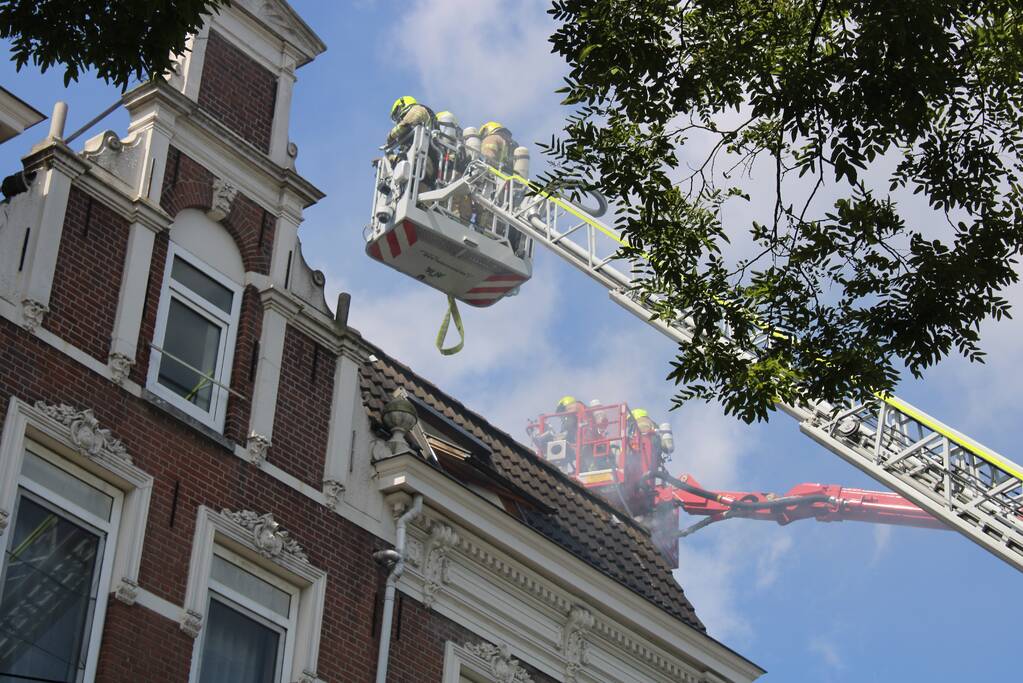 Grote uitslaande brand aan voor- en achterzijde van woning