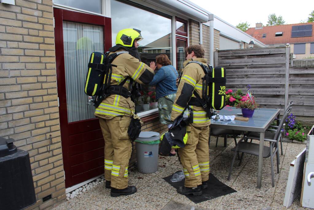 Huisdier gered bij woningbrand, bewoner gewond