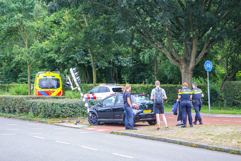 Automobilist raakt macht over stuur kwijt en ramt verkeerslicht