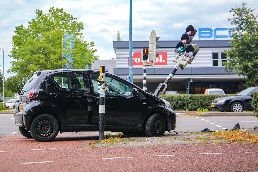 Automobilist raakt macht over stuur kwijt en ramt verkeerslicht