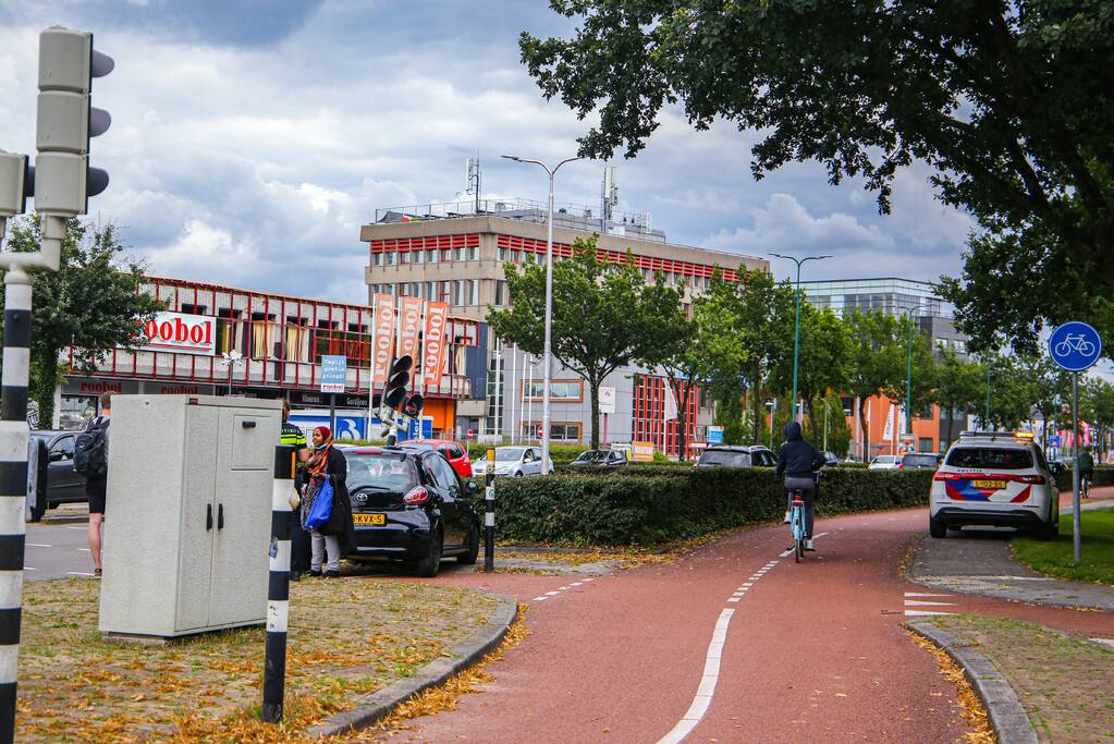 Automobilist raakt macht over stuur kwijt en ramt verkeerslicht