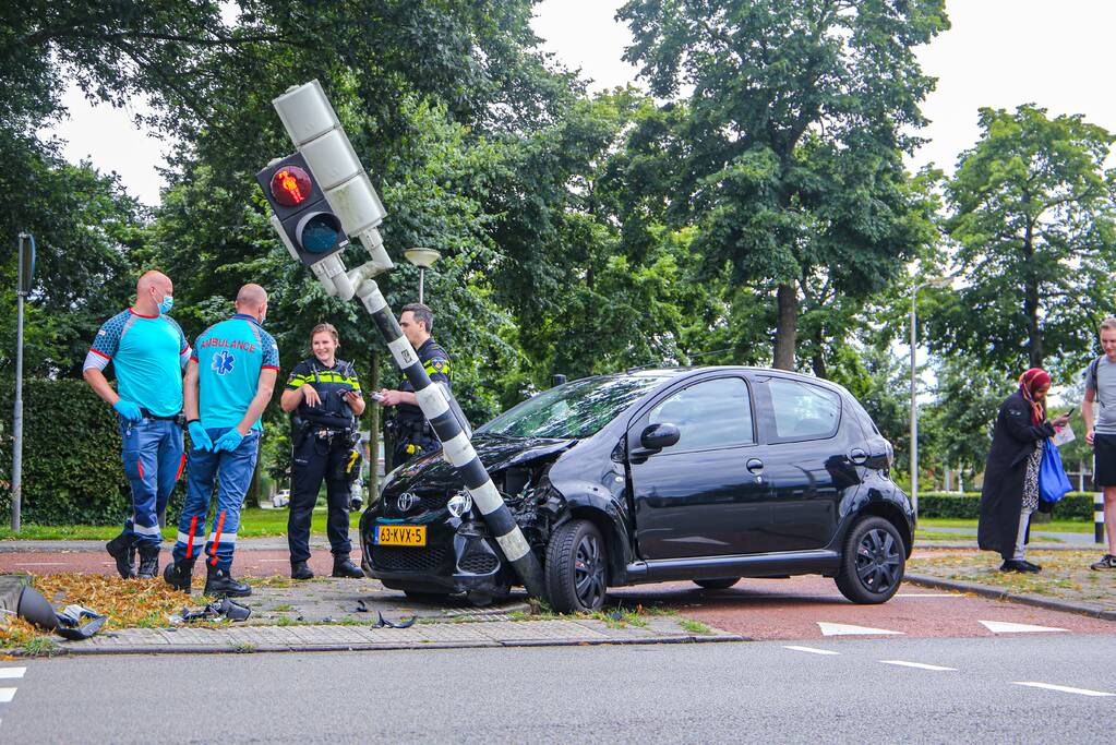 Automobilist raakt macht over stuur kwijt en ramt verkeerslicht