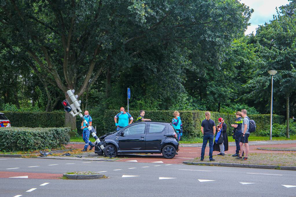 Automobilist raakt macht over stuur kwijt en ramt verkeerslicht