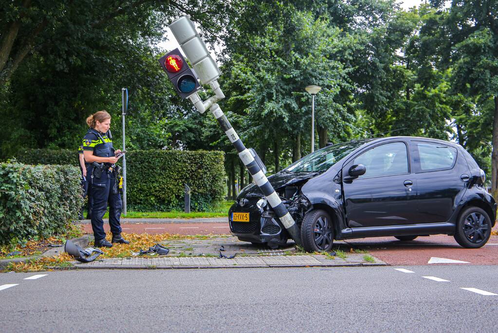 Automobilist raakt macht over stuur kwijt en ramt verkeerslicht