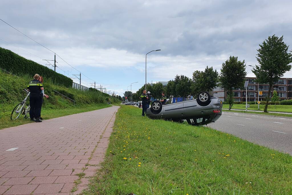 Auto belandt op de kop