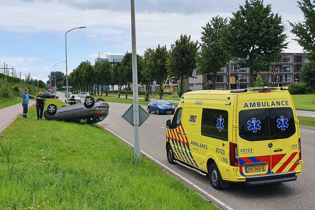 Auto belandt op de kop