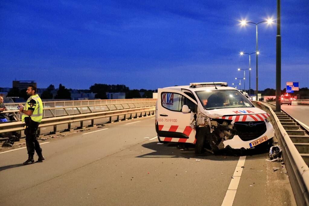 Beveiligingswagen botst op voorganger