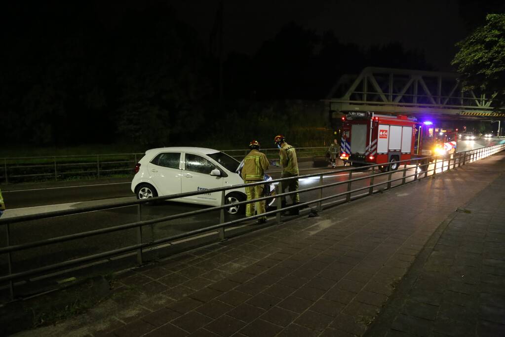 Automobilist rijdt tegen reling