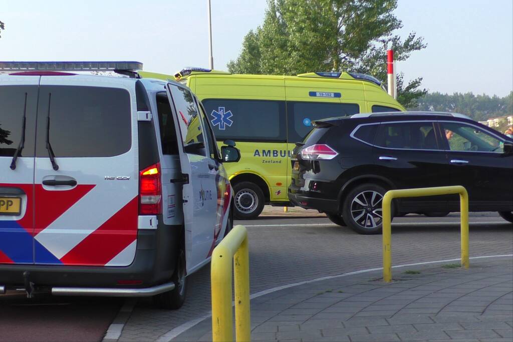 Scooter onder auto na aanrijding