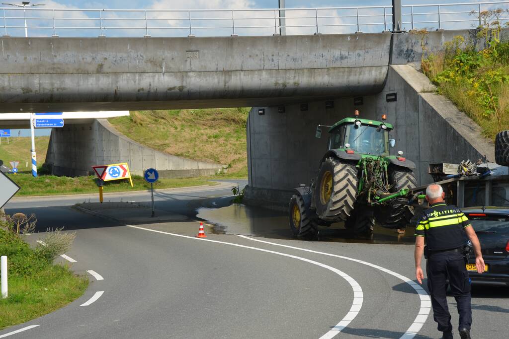 Aanhanger van tractor kiept om in bocht