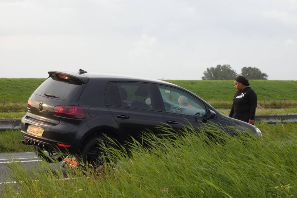 Auto verliest voorwiel tijdens het rijden