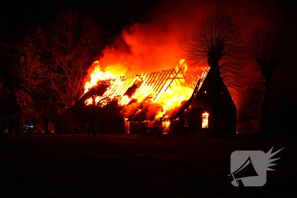 Grote uitslaande brand in boerderij