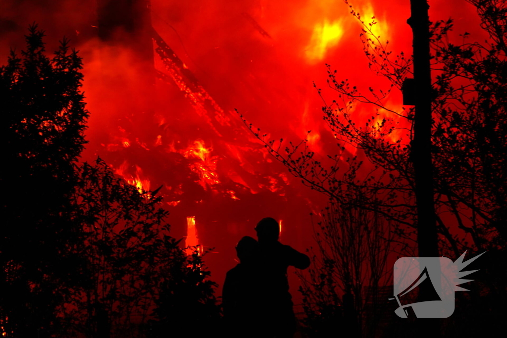 Grote uitslaande brand in boerderij