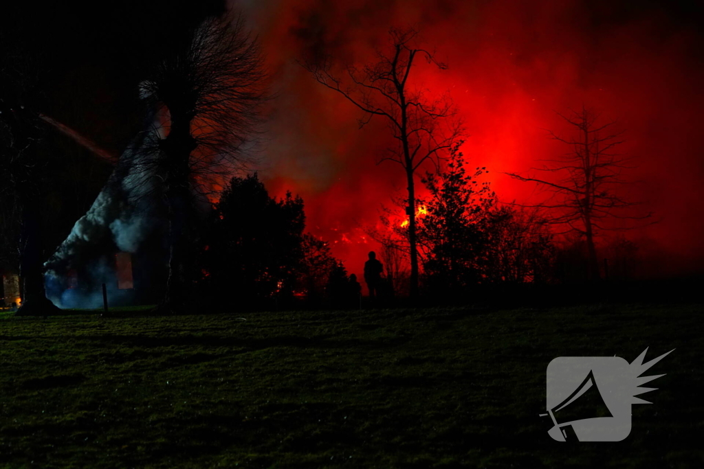 Grote uitslaande brand in boerderij