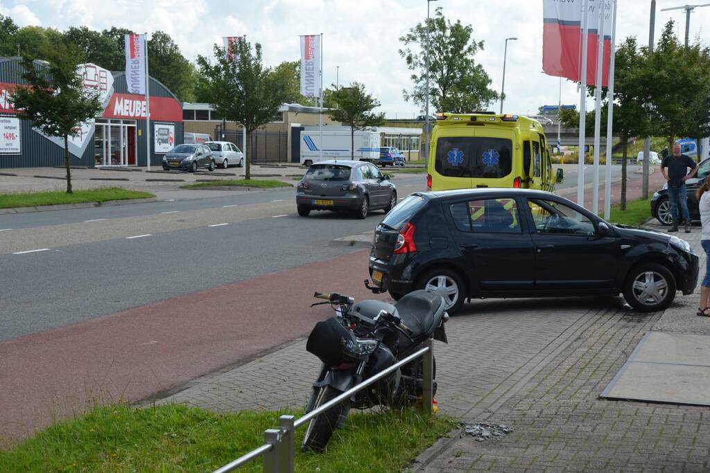 Bestuurder bromfiets gewond bij botsing met auto