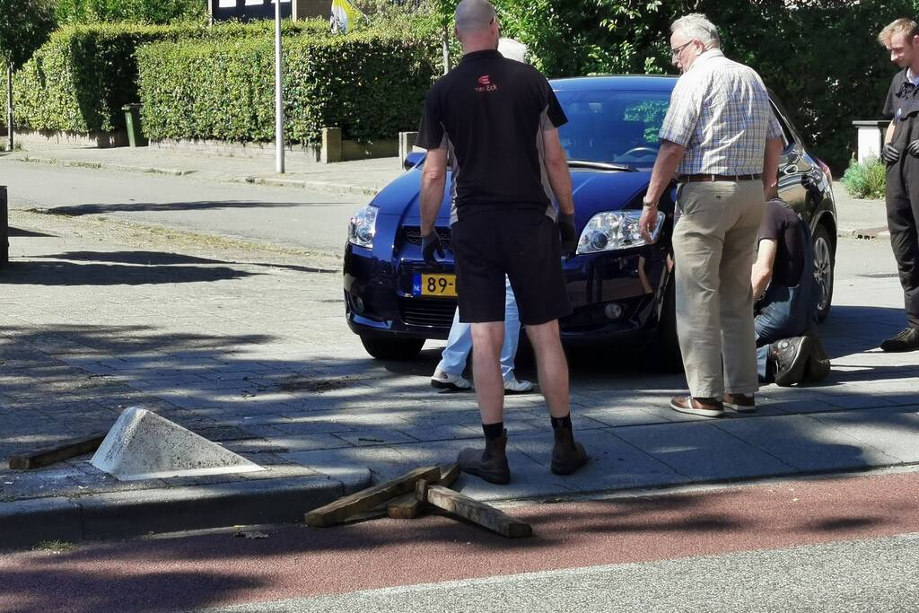 Automobilist neemt bocht tekort en belandt op betonblok