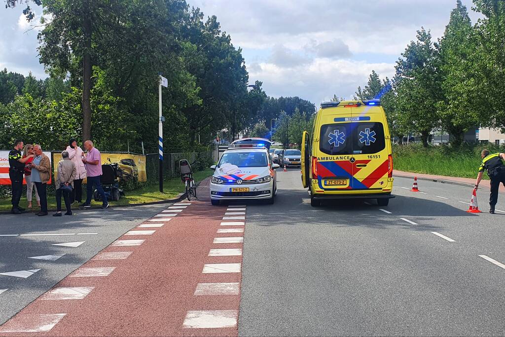 Vrouw op scootmobiel gewond bij aanrijding met auto