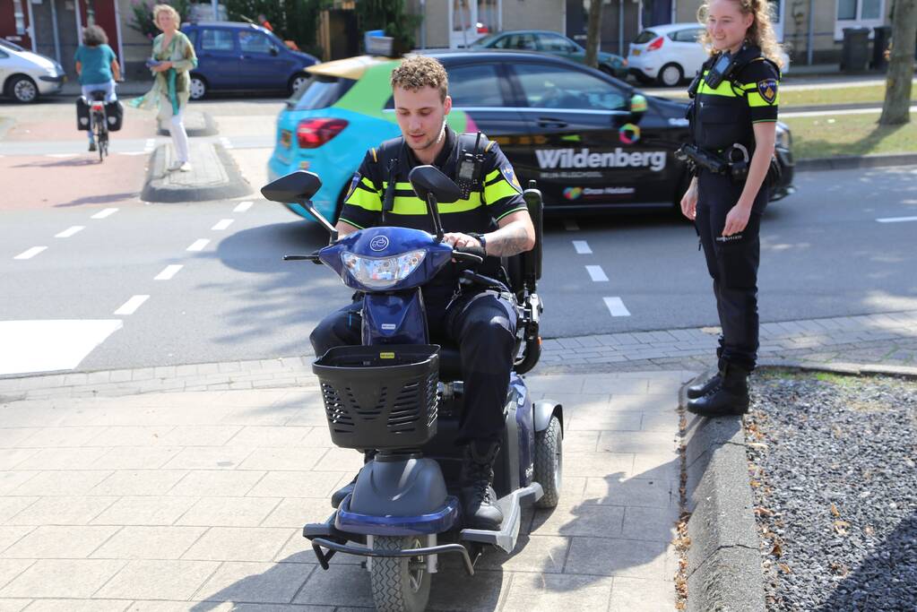 Auto botst op scootmobiel