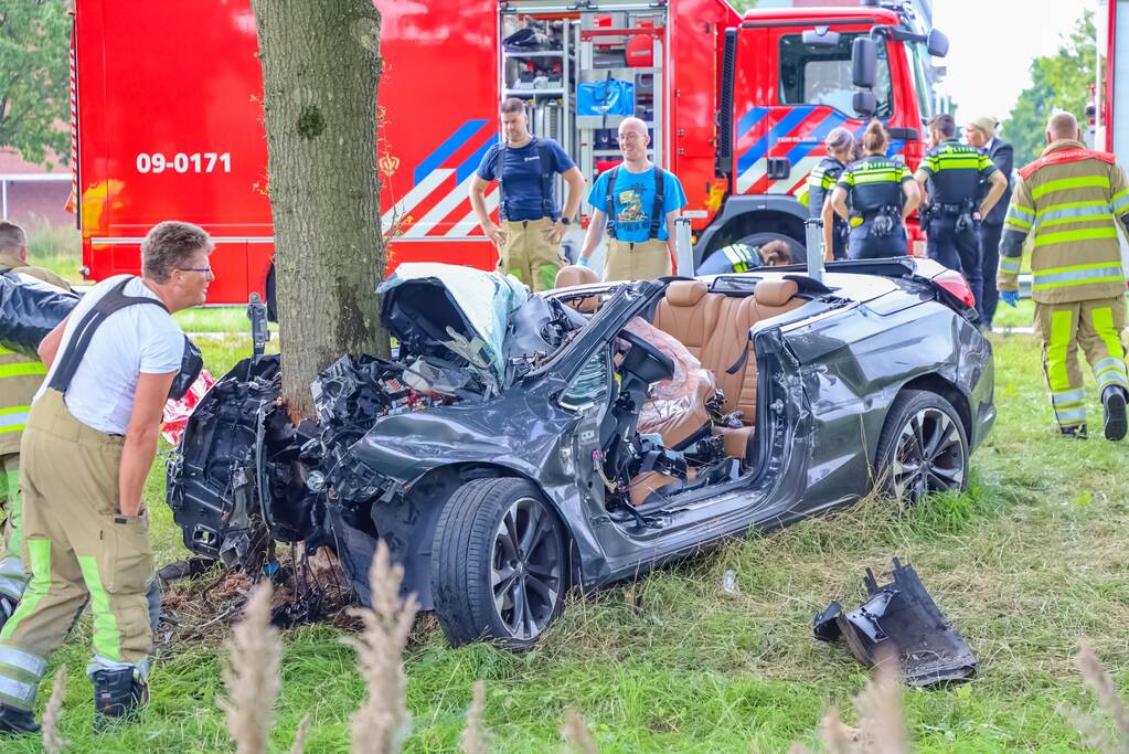 Auto knalt op boom, bestuurder overleden