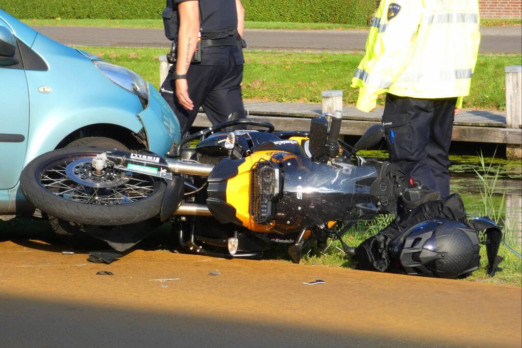 Motorrijder gewond bij botsing met personenauto