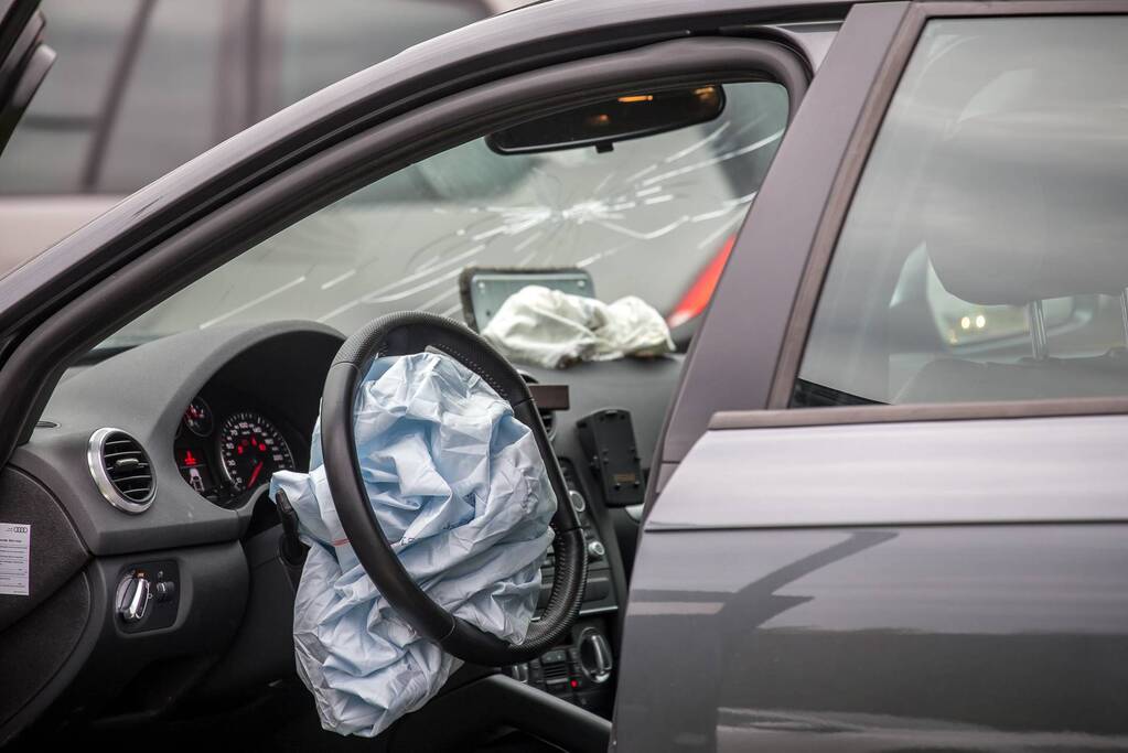 Ernstig gewonden bij aanrijding tussen auto en scooter