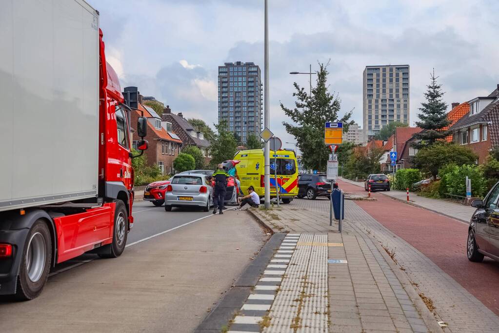 Kerende auto zorgt voor flinke schade