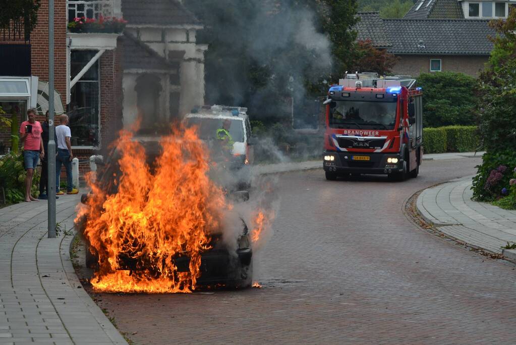 Auto gaat in vlammen op