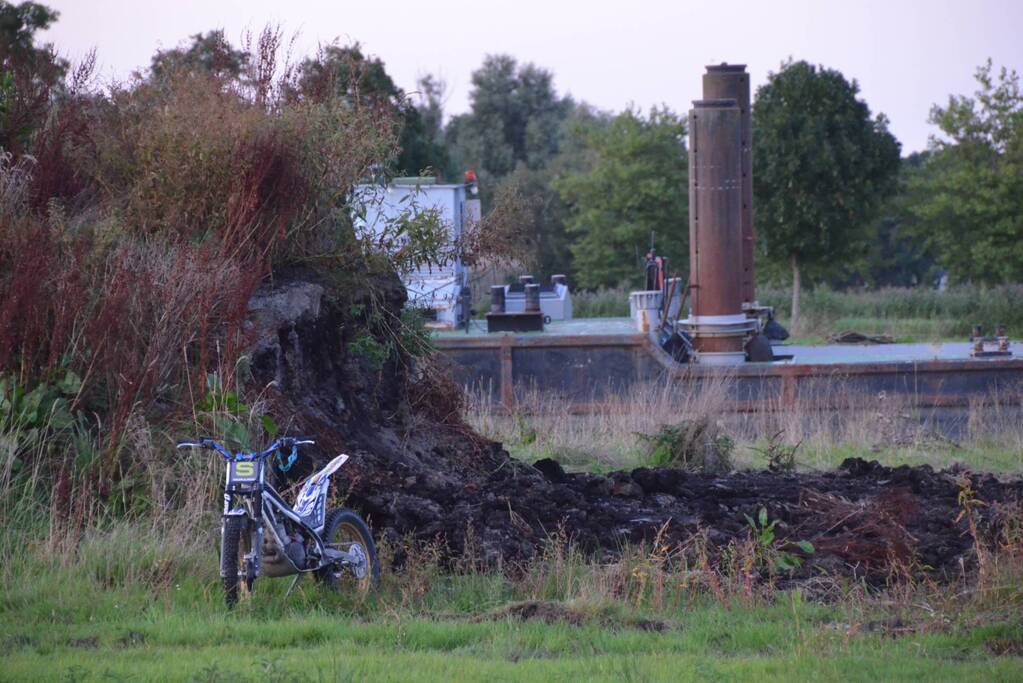 Man op crossmotor ernstig gewond