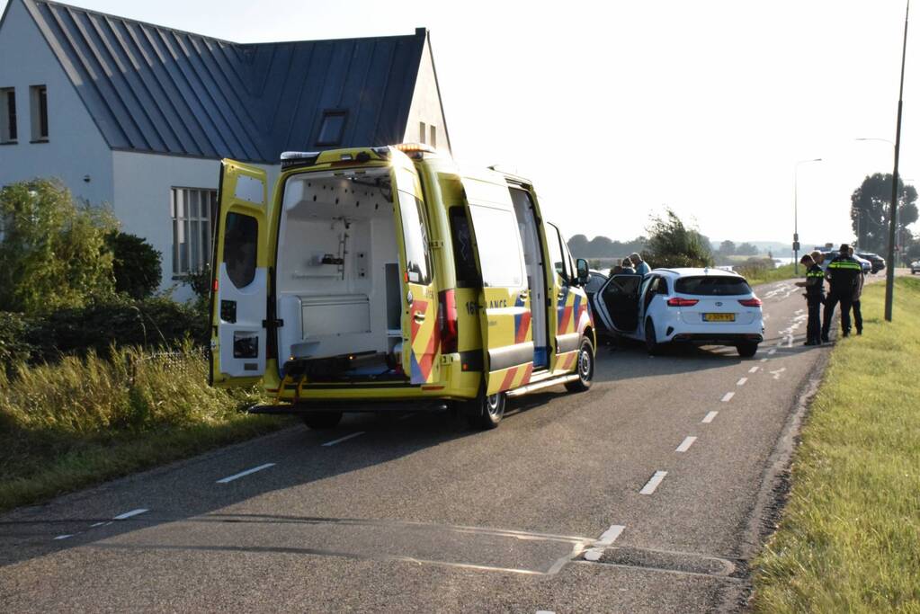 Schade aan personenauto's door frontale botsing