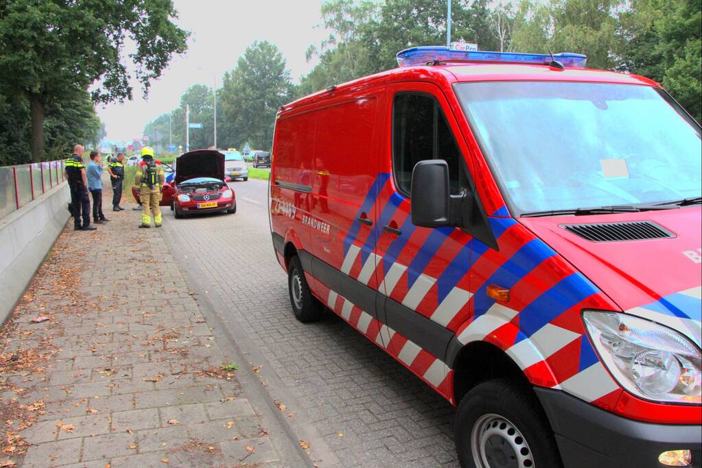 Bestuurder ziet rook uit interieurrooster komen en zet auto stil