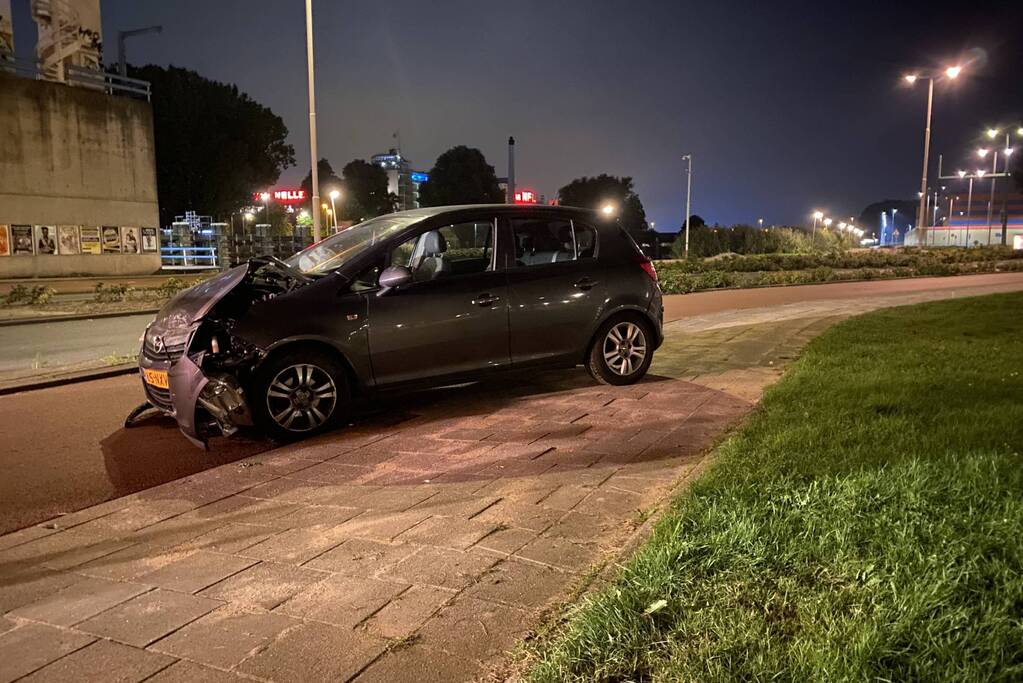 Auto zwaarbeschadigd na botsing met brugpijler