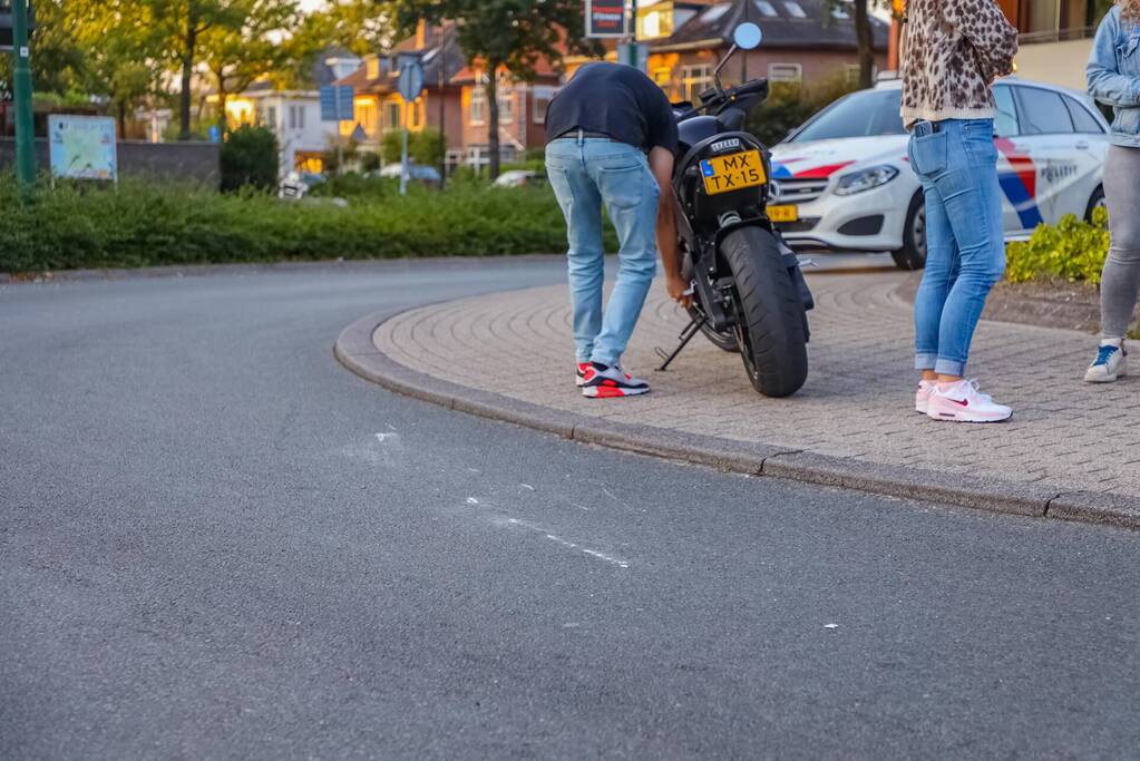 Motorrijder gaat onderuit op rotonde