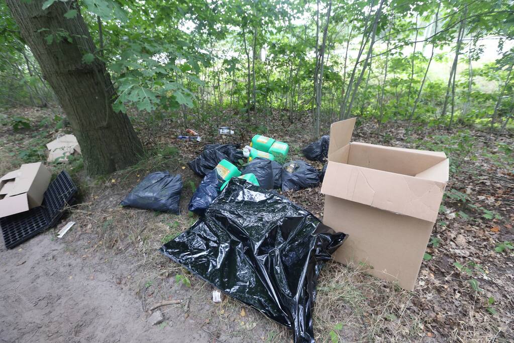 Afval gedumpt langs de weg