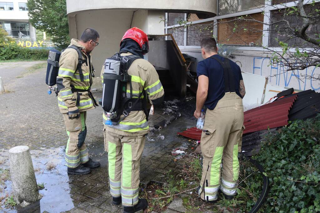 Afval in brand bij leegstand kantoorpand