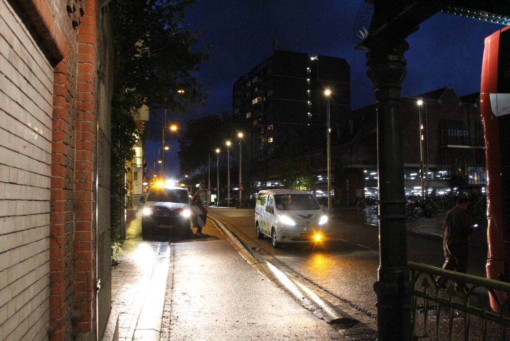 Stadsbus van R-NET rijdt zich klem onder spoorviaduct