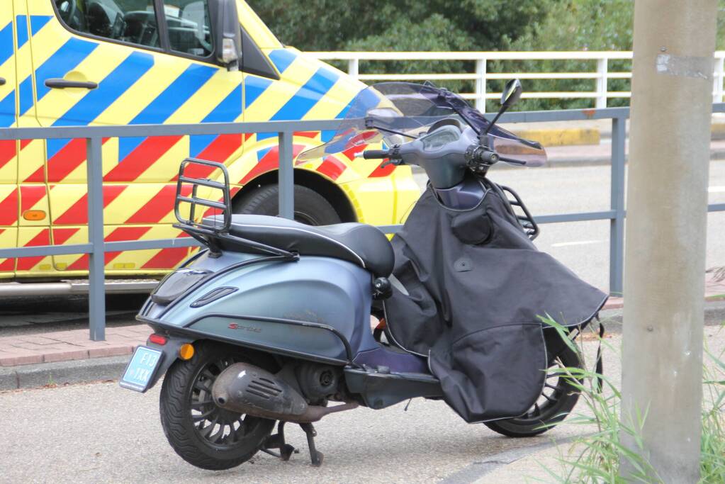 Auto botst tegen scooter op