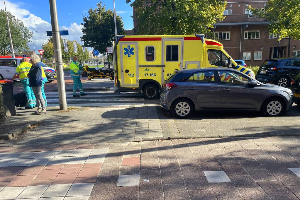 Overstekende fietser aangereden door auto