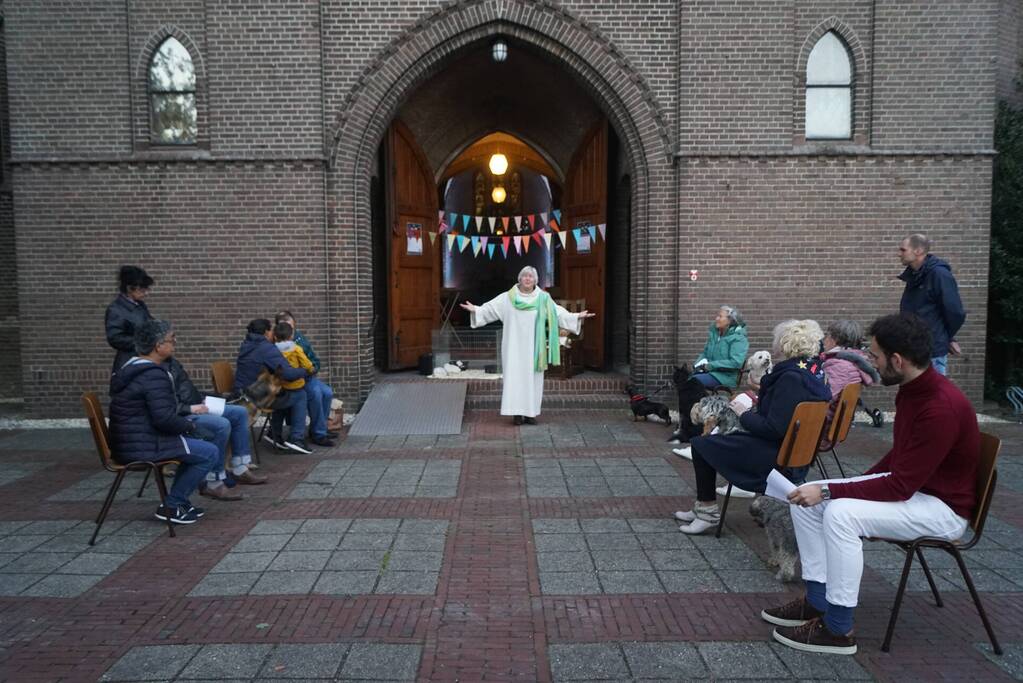 Huisdieren krijgen zegening op Dierendag