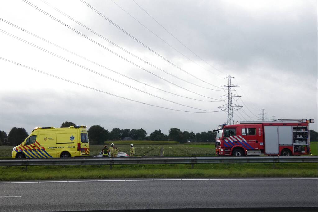 Auto belandt in greppel naast snelweg